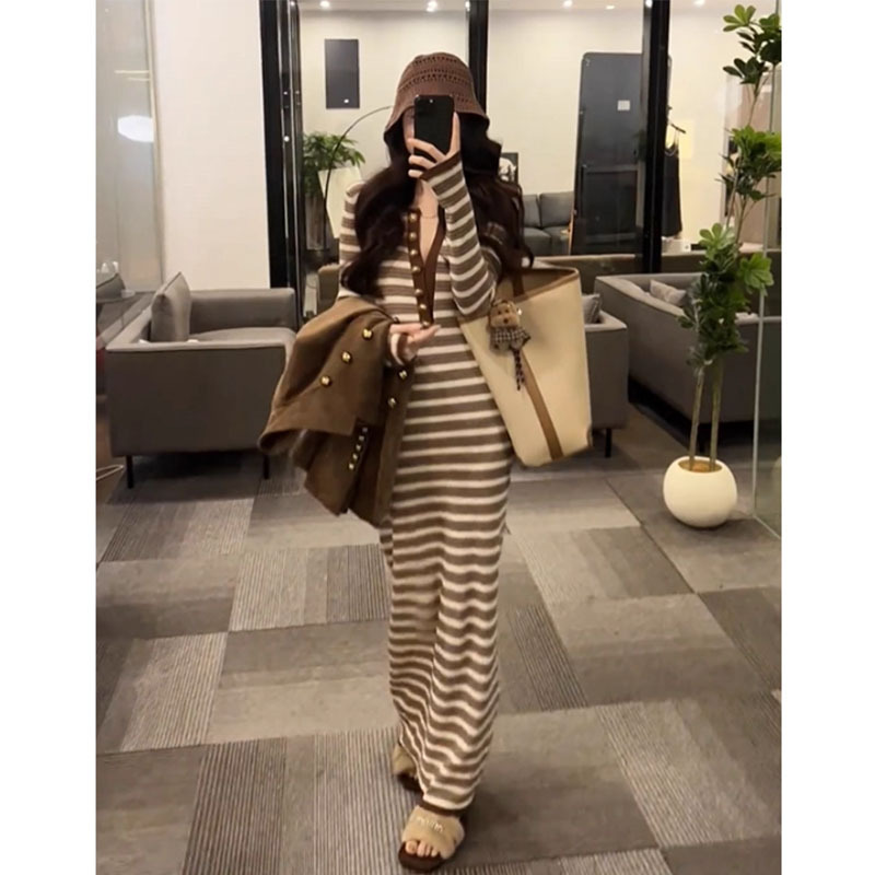 Contrast Color Stripesd V Neck Long-Sleeved Bottoming Knitted Dress for Women in Autumn and Winter with Coat, Slim Fit and Hip-Hugging Elegant Long Skirt
