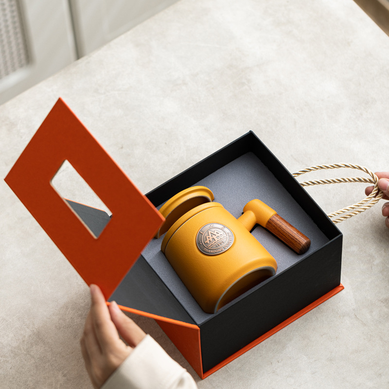 Taza de cerámica famosa escuela taza de filtro taza de marca taza de metal bronce relieve impresión LOGO taza de agua taza con tapa caja de regalo