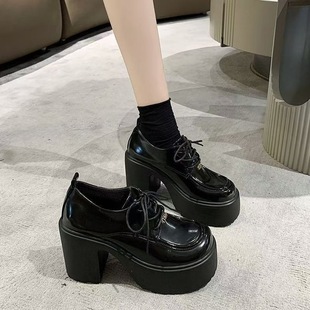 Ӣ���LСƤЬ�ָ��߸�ЬŮ2026�¿����ˮ̨����8cm�������Ь