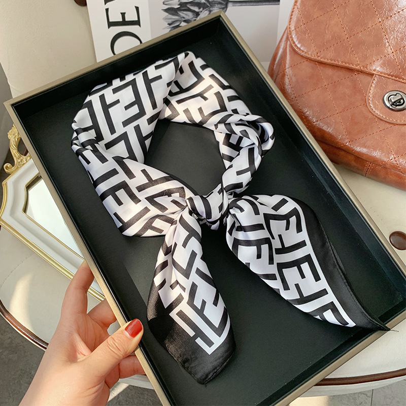 Versión coreana de todo fósforo primavera 2025 nueva moda 70 bufanda pequeña bufanda cuadrada mujer a juego camisa pequeña bufanda bufanda al por mayor