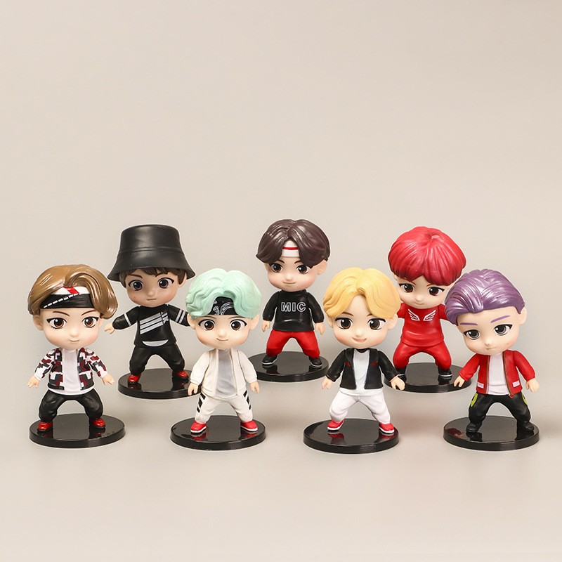 Dos generaciones de siete grupos juveniles hechos a mano animación alrededor de juguetes de dibujos animados muñecas pastel decoración