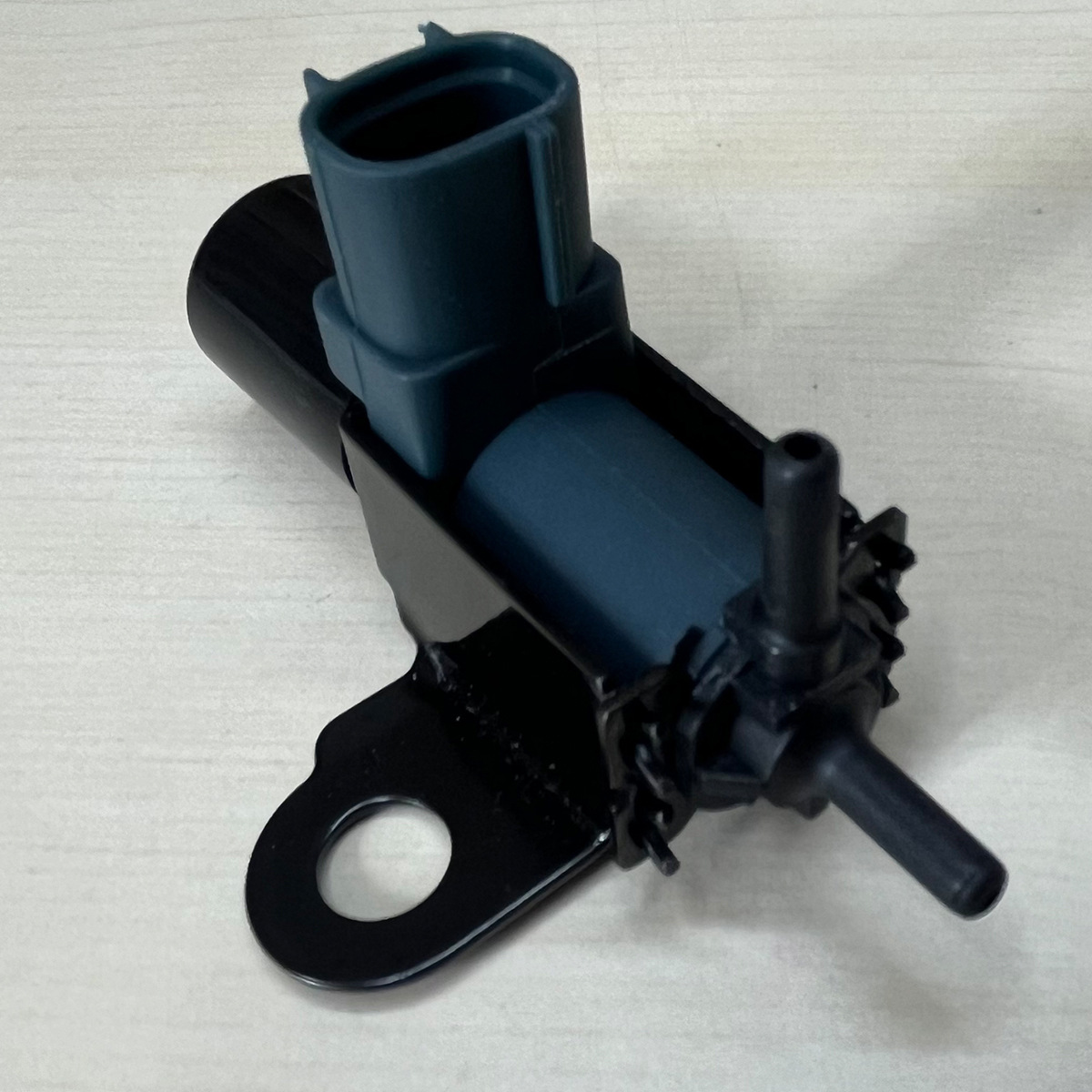 Suitable for Isuzu carbon canister solenoid valve vacuum switching valve 8-97352151-0 184600-4510 24V 2