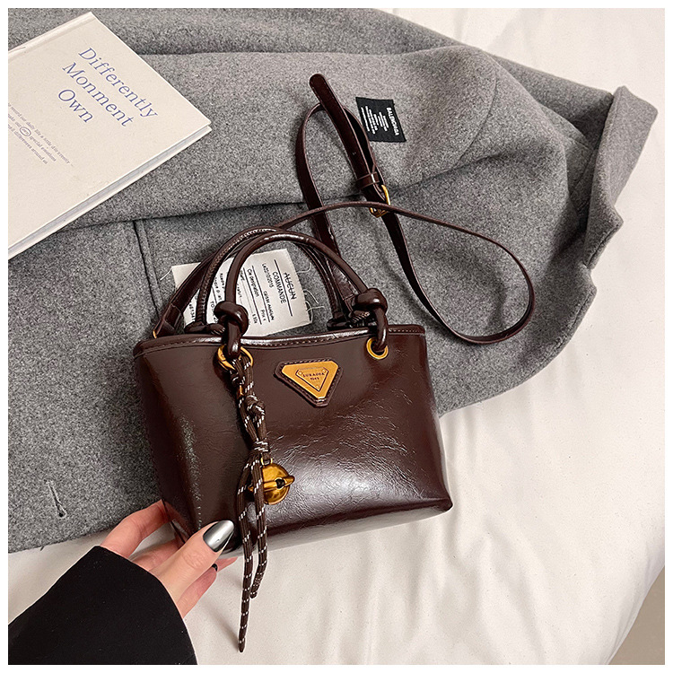 Autumn and winter fashion hand-held bucket bag for women, Korean retro and high-end style, versatile single-shoulder bag, 2024 niche casual women's bag undefined