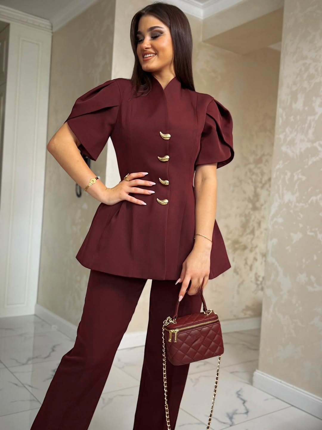 Completo elegante due pezzi con maniche a sbuffo per donna_voghion.com
