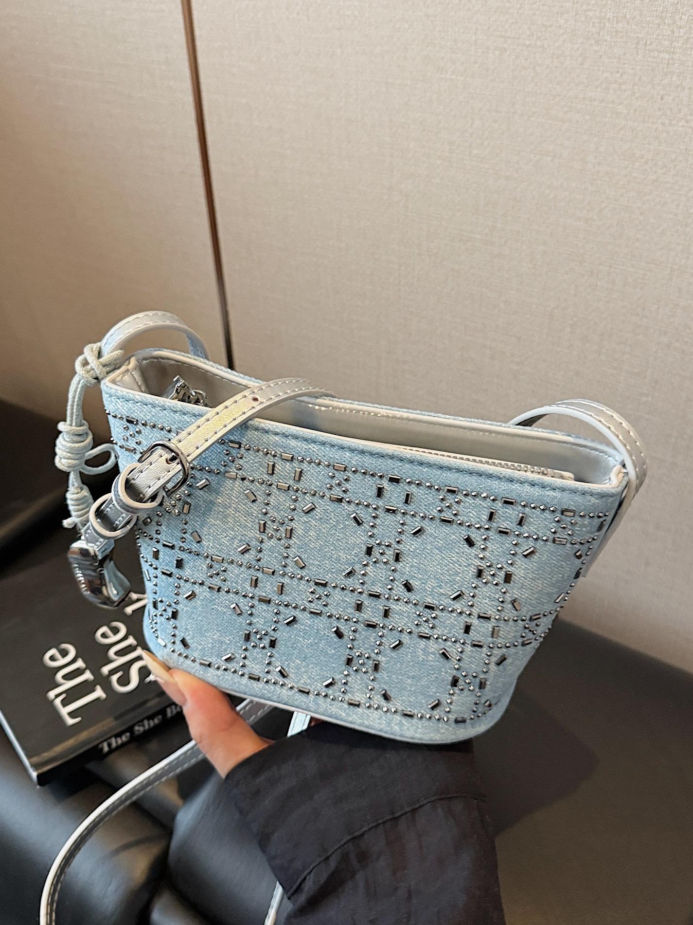 Bolsos pequeños de mezclilla populares de verano para mujer 2025 nuevo estilo estilo occidental todo fósforo moda pequeña bolsa cuadrada textura de moda bolsa de cubo