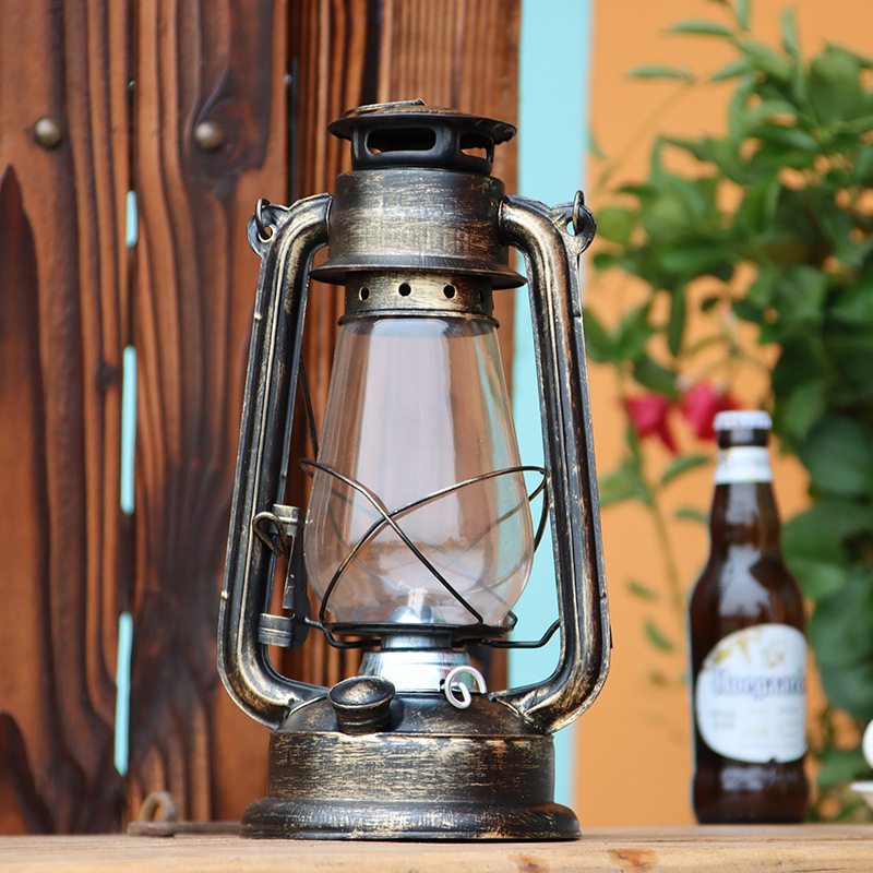 Fábrica al por mayor retro nostálgico lámpara de queroseno linterna lámpara de mástil linterna portátil lámpara de campamento al aire libre Lámpara decorativa multi-color