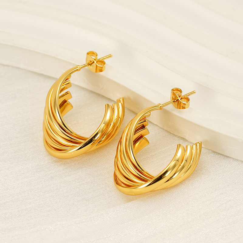 Pendientes de giro geométrico retro al contado de nuevo estilo Pendientes de anillo de acero de titanio de temperamento dorado de 18 quilates de moda