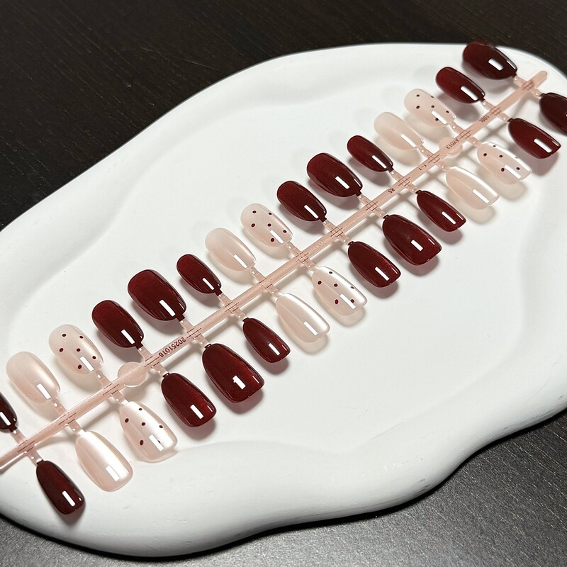 New Year's Red Elegant Cat-Eye Nail Art with Polka Dots, Festive and High-End, Brightening Effect, Short Tapered Oval Nail Tips