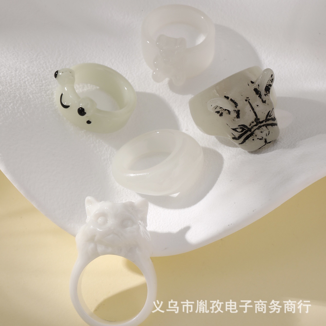 Transfronterizo Amazon nuevo gato tridimensional cabeza de perro Luminosa Rana resina divertida personalidad hip hop anillo conjunto traje