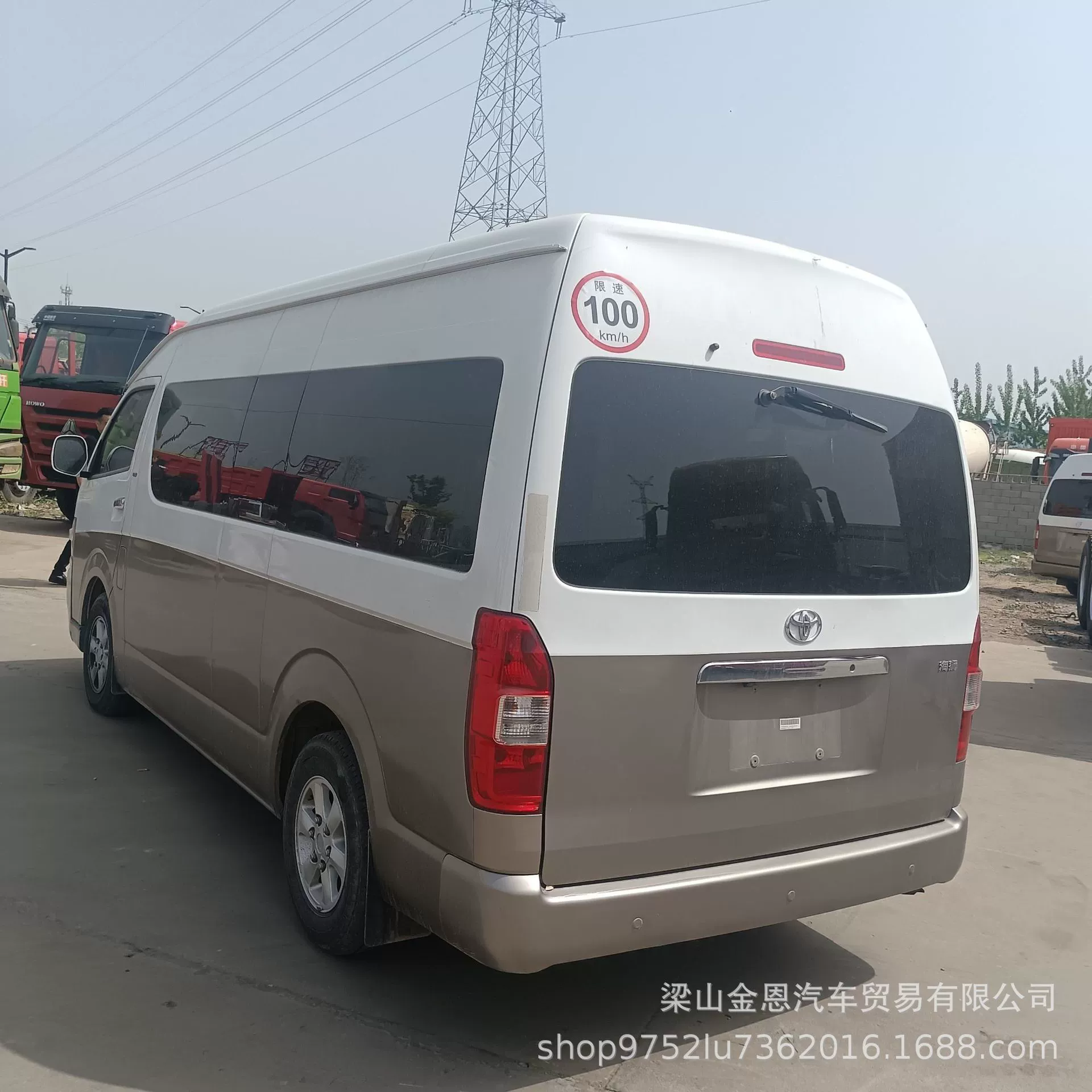 Экспортный подержанный Toyota Hiace на 14 мест с центральной консолью, цветным большим экраном, передним центральным подлокотником и задними воздуховодами.