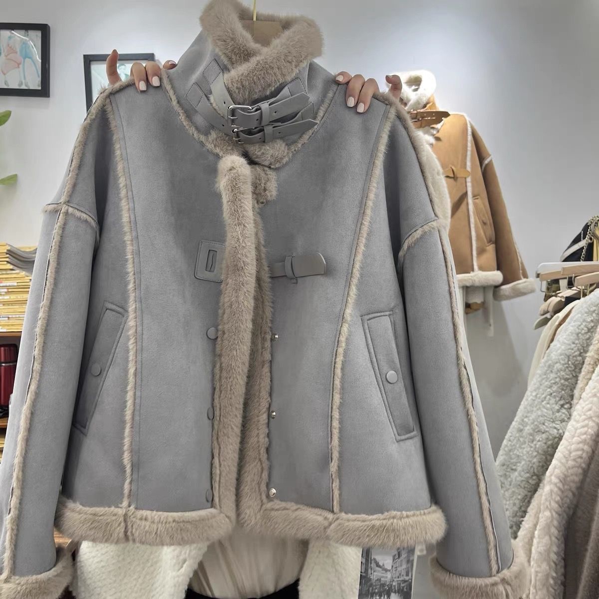 High-End Stand-Up Collar Motorcycle Jacket for Women in Winter, Velvet and Thickened Fur, One-Piece Lamb Wool Style Top