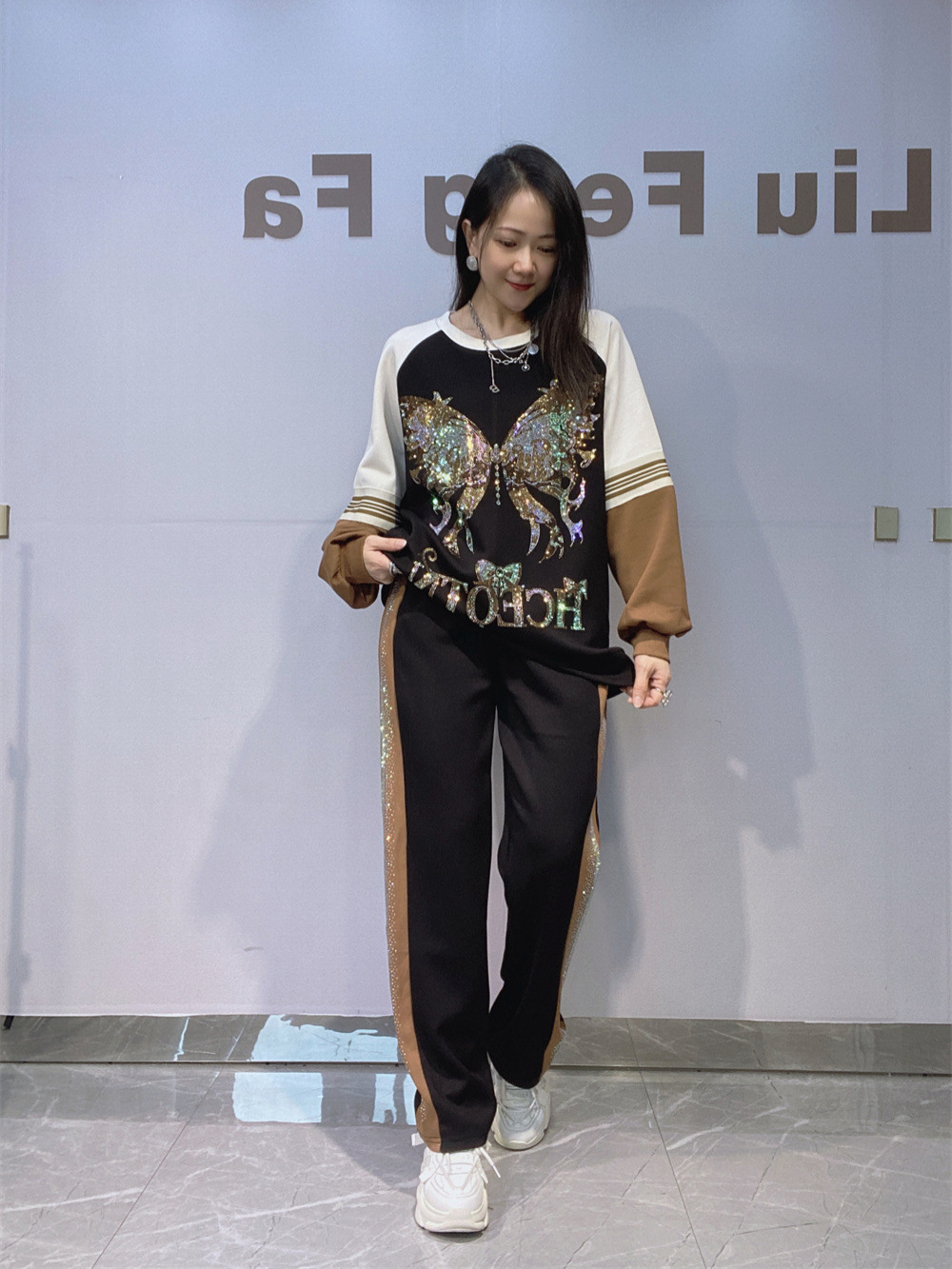 Otoño y invierno nuevo estilo americano de estilo callejero juego de colores de estilo de mujer de tamaño grande cuello redondo pantalones de manga larga dos piezas para mujeres