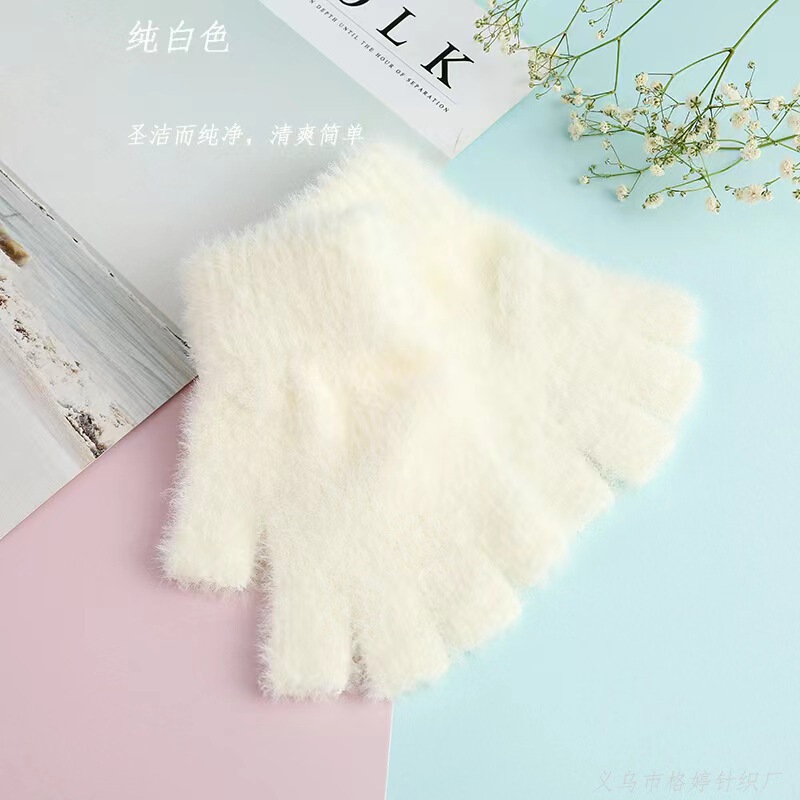 冬にはぬいぐるみの純色のサンゴのベルベット手袋を厚くして、シンプルでファッション的なニットとベルベットの保温手袋の女性スポット卸売りをします|undefined