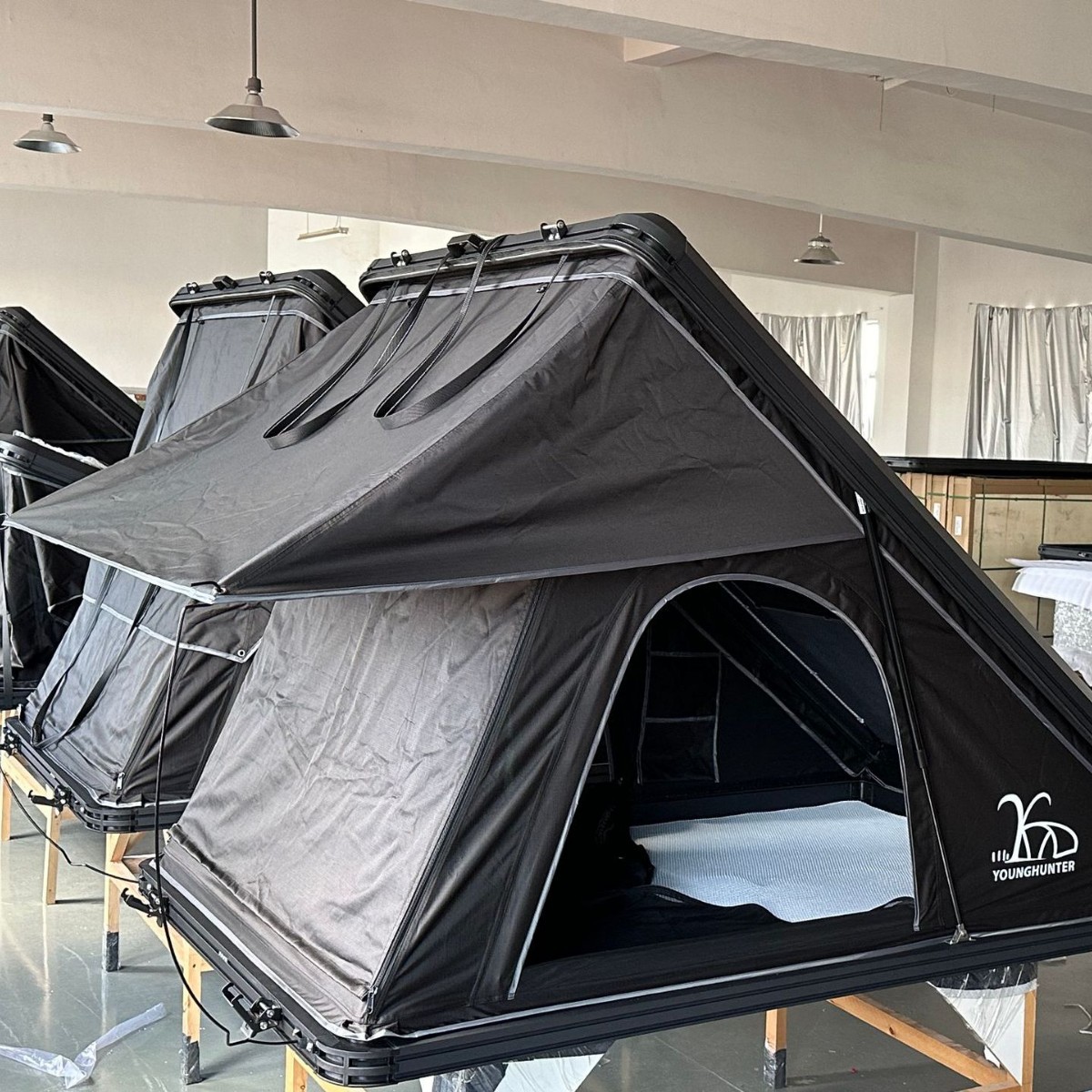 Fabricante mayorista de aleación de aluminio triangular sombrilla techo camping RV al aire libre viaje a prueba de lluvia acampamiento espeso