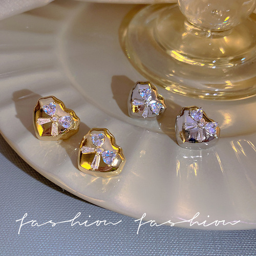 European and American minimalist sweet-cool heart-shaped bow with diamond-studded earrings for women, trendy online influencers' exquisite, sparkling, high-end, light luxury earrings