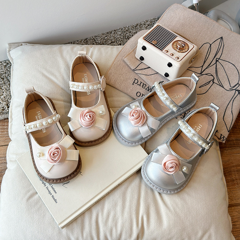 Zapatos de cuero para niñas 2024 otoño nuevas flores de moda zapatos de suela blanda para niños zapatos de princesa de perlas de estilo occidental para niñas