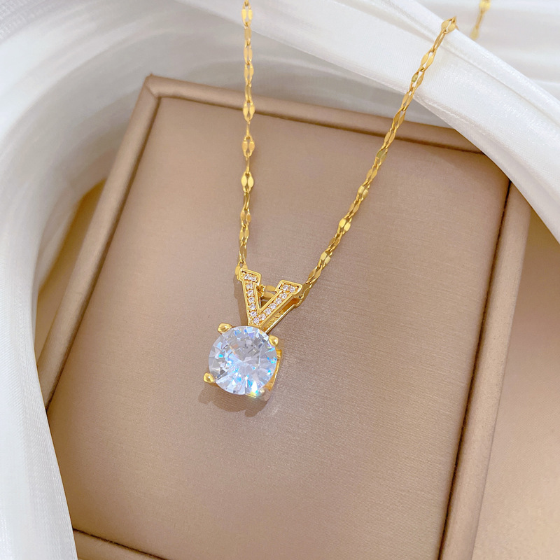[Acero de titanio] Diamante cuadrado en forma de V, personalidad, lujo ligero, hermoso collar de diamantes, cadena de clavícula de todo fósforo femenina, cadena de acero de titanio