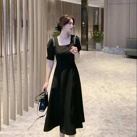 时尚黑色连衣裙女夏2022新款流行修身显瘦遮肚大码赫本风小黑裙子