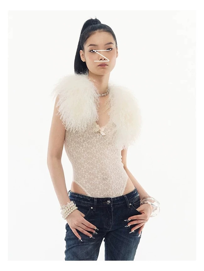 26 nuevo chaleco de encaje de cuello de pluma blanca, nicho de diseño femenino, delgado, chica caliente con una camisa
