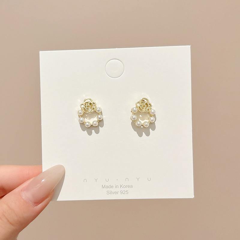 Pendientes de aro lisos para mujer, lujo ligero, pendientes de alta gama, pendientes populares, aretes de diseño exclusivo, aretes de otoño e invierno al por mayor
