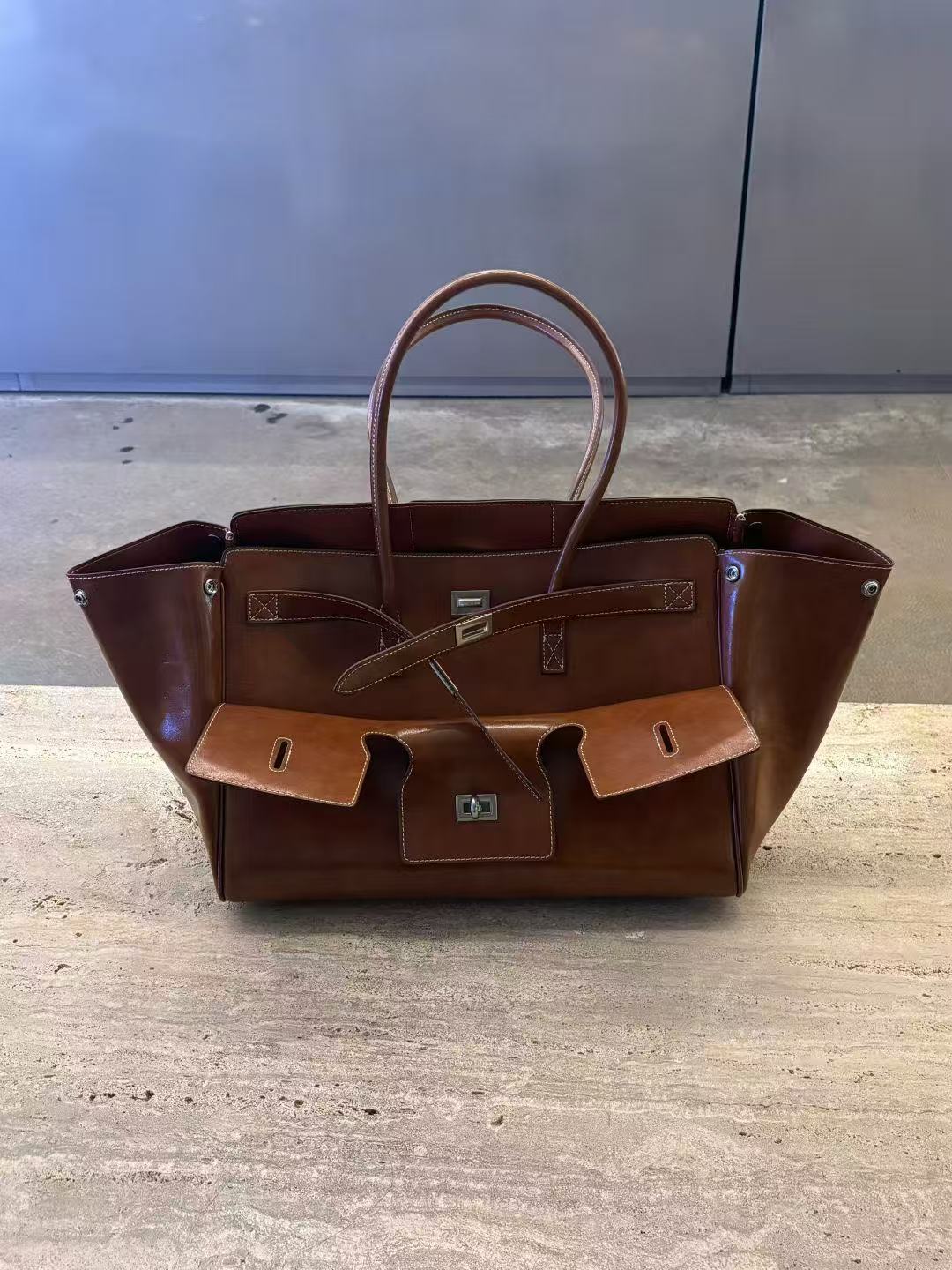 Böyük tutumlu unisex dəri çiyin çantası, kilidli model