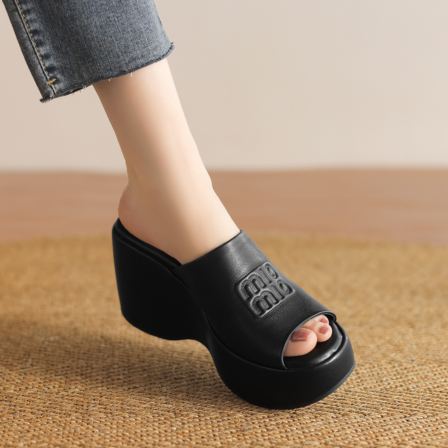 Dép sandal nữ xỏ ngón đế dày in chữ mùa hè da thật — màu be