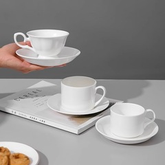ヨーロッパスタイルの骨磁器シンプルな純白コーヒーカップ皿セラミックコーヒー器具カプチーノカップ印字ロゴ