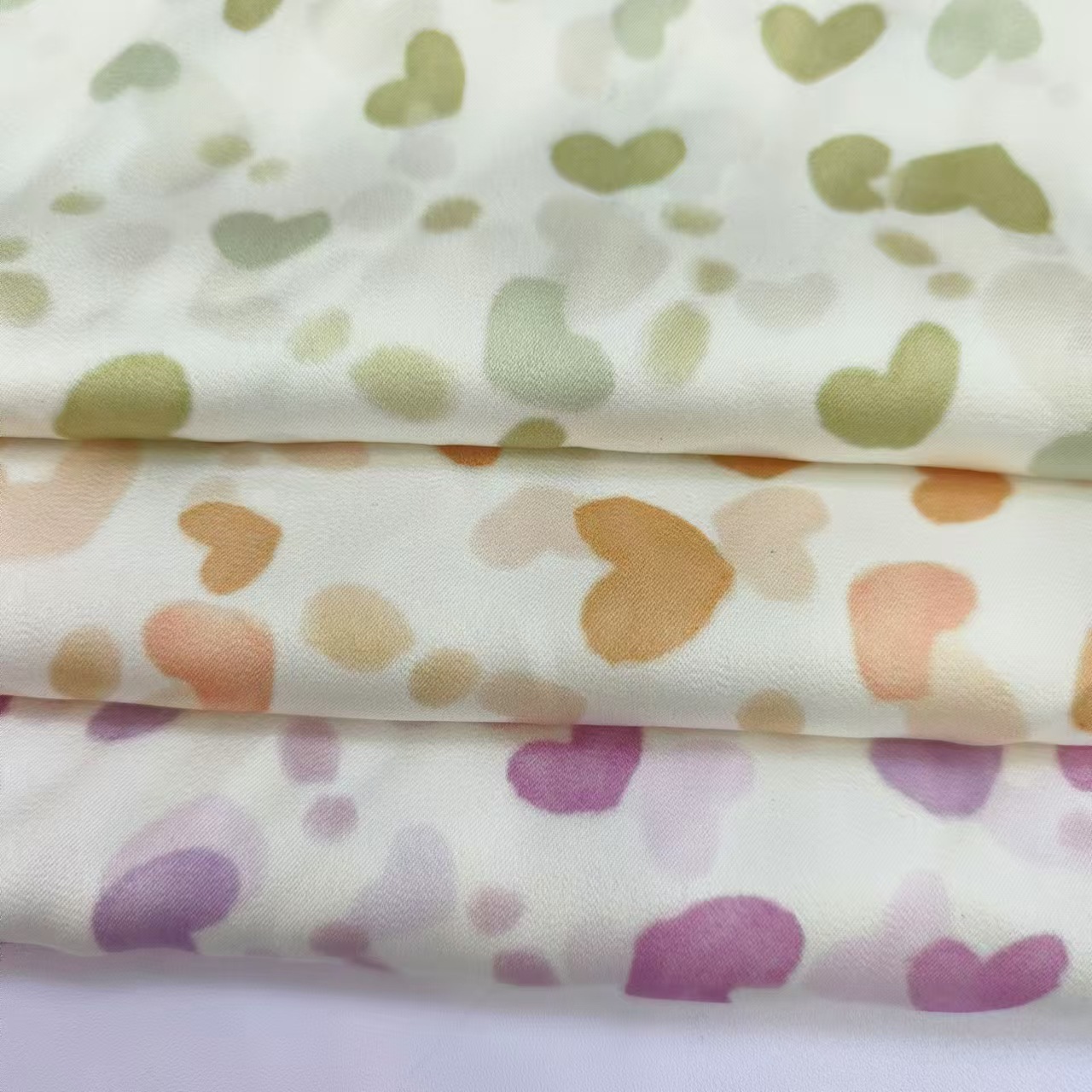 缎面色丁手感柔软舒适 适合童装女装的涤纶印花家居服 面料批发