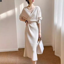 韩版设计感显瘦修身V领包臀裙女秋冬新款长袖气质收腰针织连衣裙