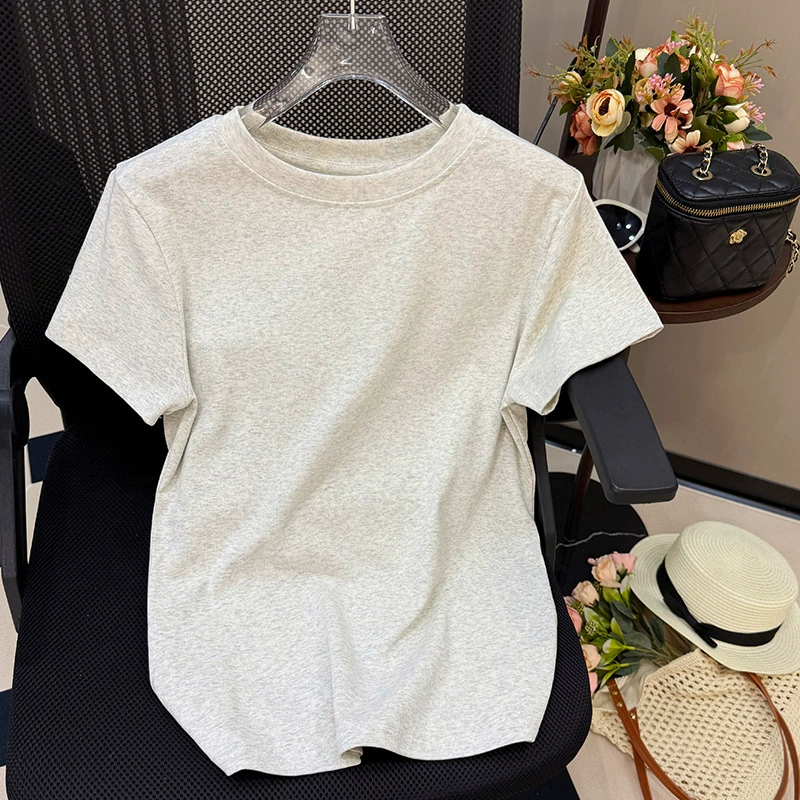 Настоящая фотография повседневной базовой однотонной женской футболки с короткими рукавами в корейском стиле для лета, свободного и универсального, утягивающего топа с половиной рукавов.
