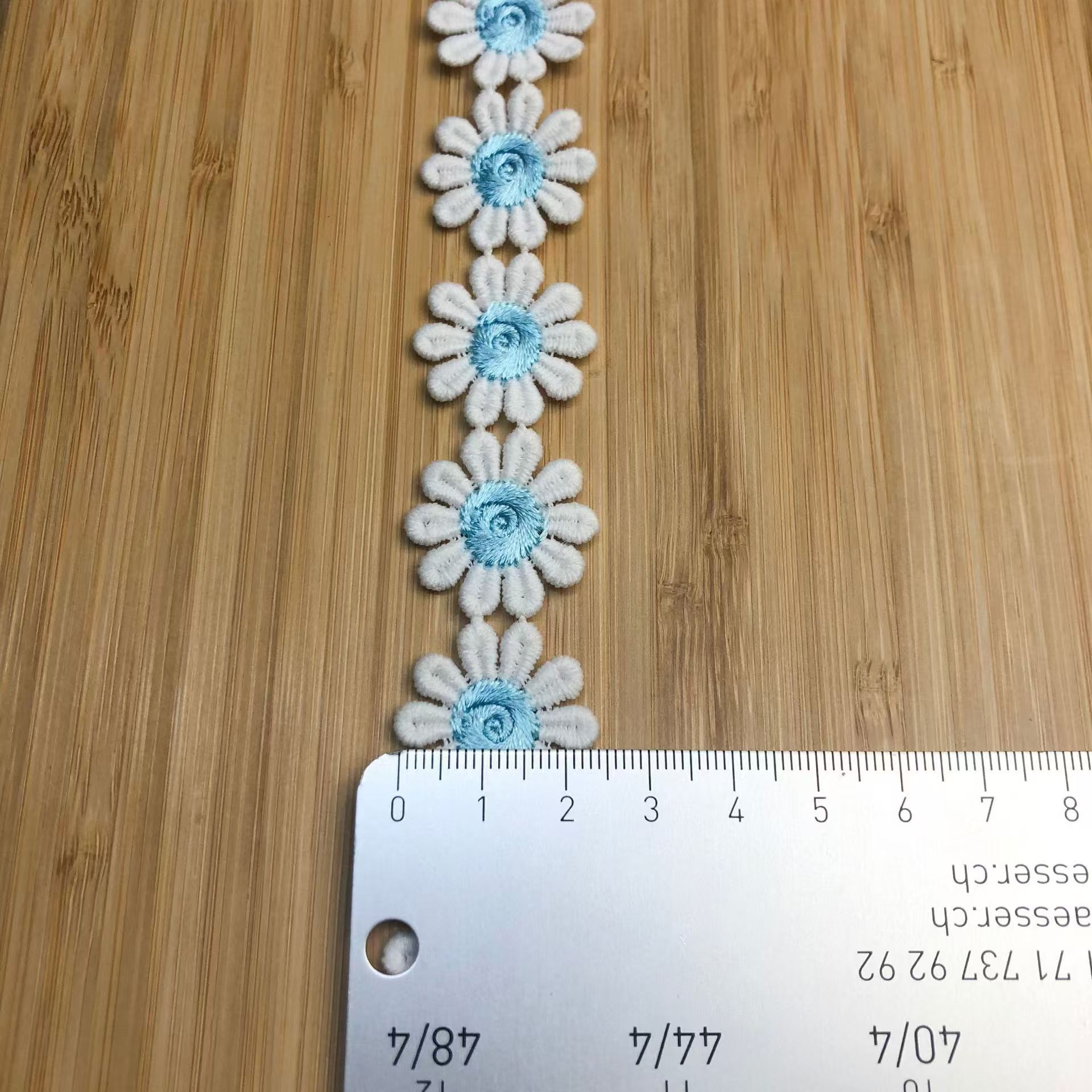 Accesorios de encaje de sol solubles en agua Ropa y sombreros hechos a mano Decoración de pétalos Material de ropa y sombreros Ropa de encaje Accesorios para el cabello Código de barras