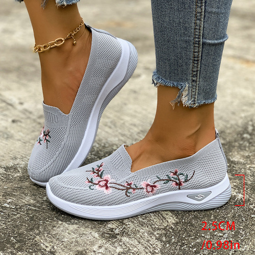 Spring and summer retro national style flying woven breathable old Beijing cloth shoes women's flat mother's embroidered shoes comfortable