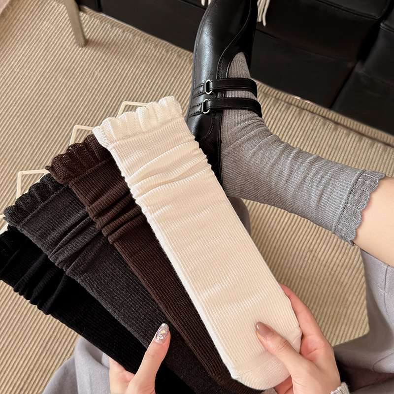 Autumn new ballet-style socks for women, featuring lace trim, a trendy and versatile design, seamless construction, vertical stripes, and a mid-calf length, in gray Autumn new ballet-style socks for women, featuring lace trim, a trendy and versatile design, seamless construction, vertical stripes, and a mid-calf length, in gray
