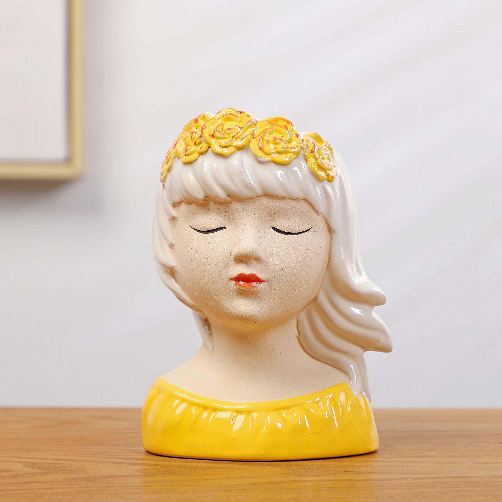 옆집 노란 옷을 입은 어린 소녀 12*10*16.5cm