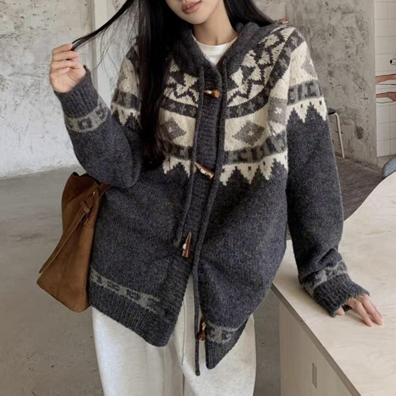 费尔岛菱格提花连帽毛衣外套女秋冬新款宽松慵懒风牛角扣针织开衫|undefined