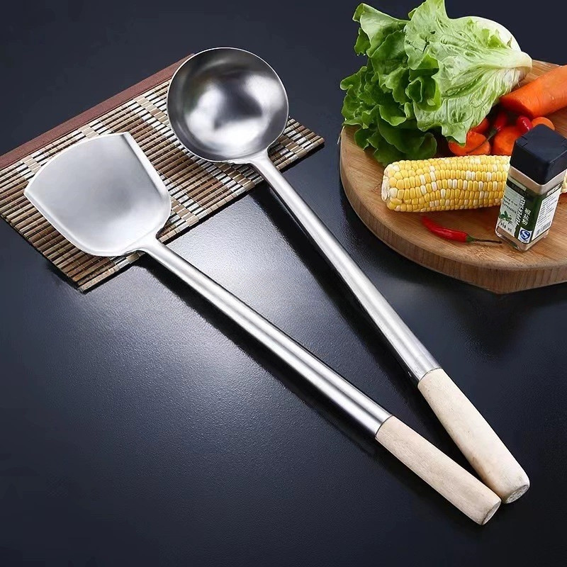 Pot Scraper Wood Handle Stainless Steel Spatula Kitchen Large Wok Spoon Soup Spoon Thick Chef Long Handle Ladle Stir-Fry Spoon Wholesale Extended