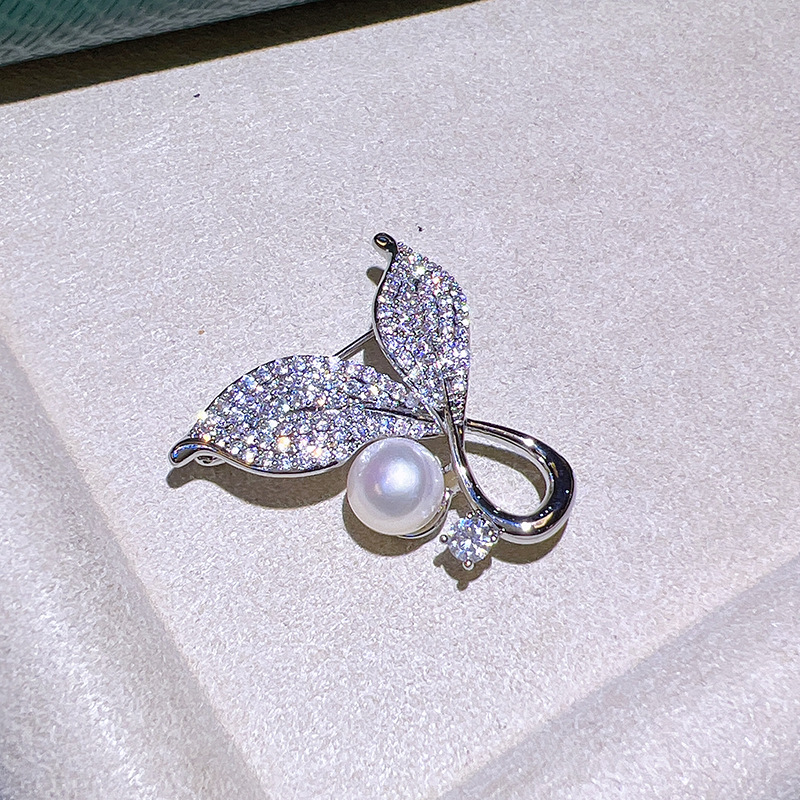 Elegant Women's Leaf Brooch With Micro Pave Zircon And Pearl_voghion.com