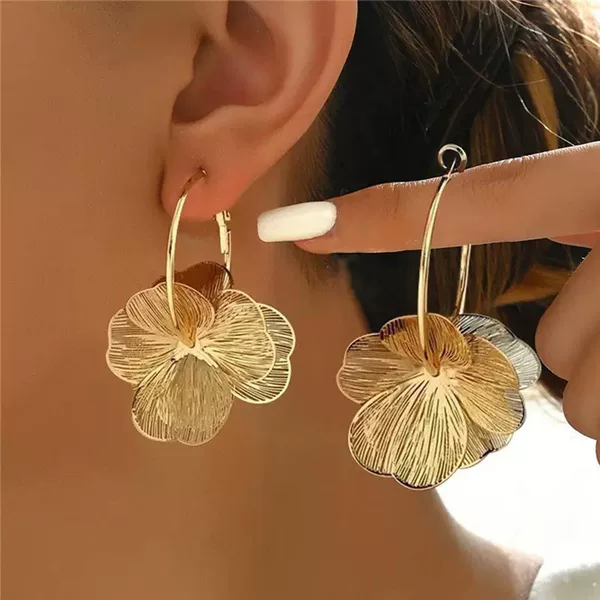 New Cross-Border Niche Exaggerated Hoop Earrings with a Light Luxury and High-End Feel, Gold Flower Earrings, Fashionable and Sweet Temperament Ear Accessories