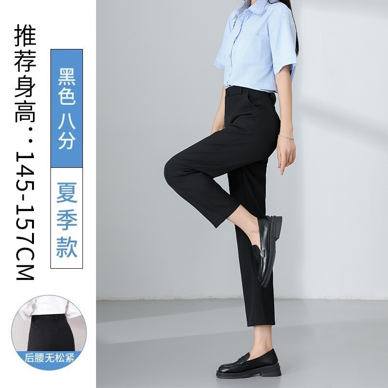 黒いスーツのズボンの女性のペンダント感があります。|undefined