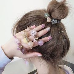 東大門のひもの女性の皮筋は髪の毛の縄の団子の頭を刺します。
