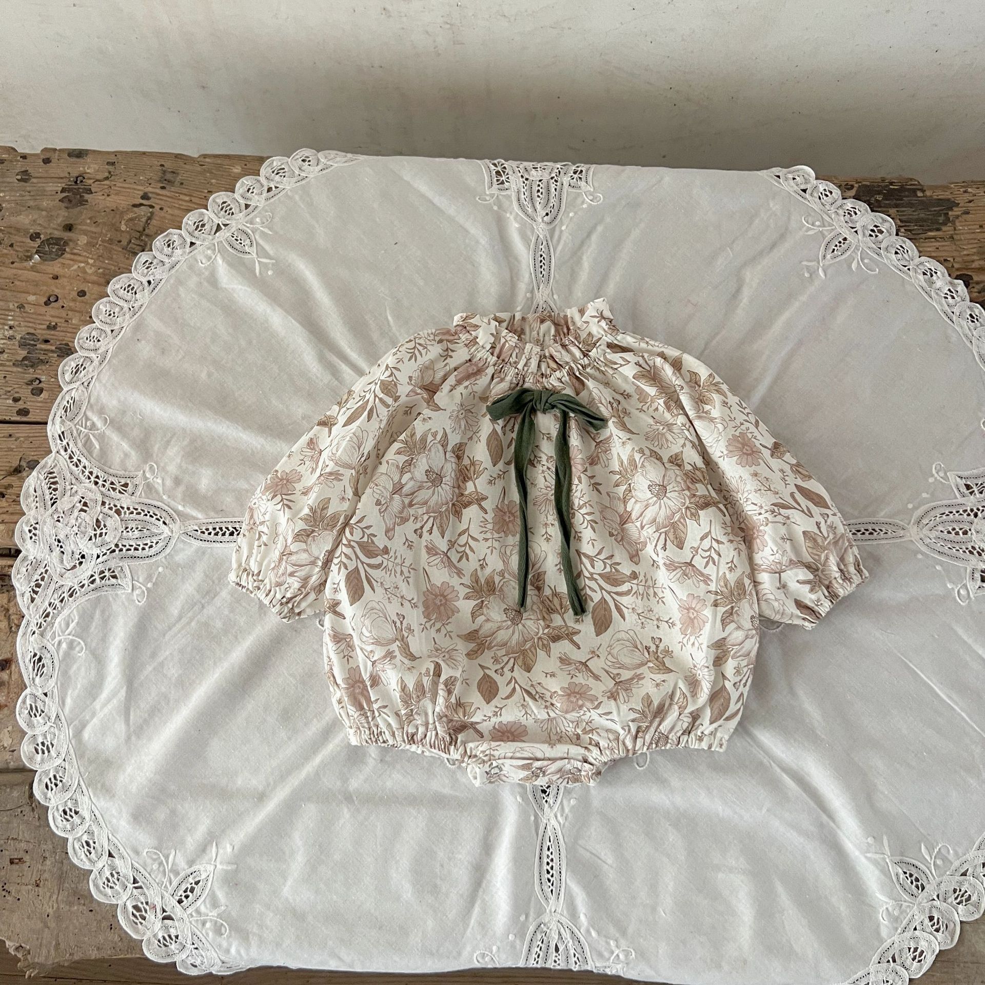 Ins versión coreana del mono con estampado de lazo de algodón para niñas, mameluco, mameluco de algodón de otoño para recién nacidos