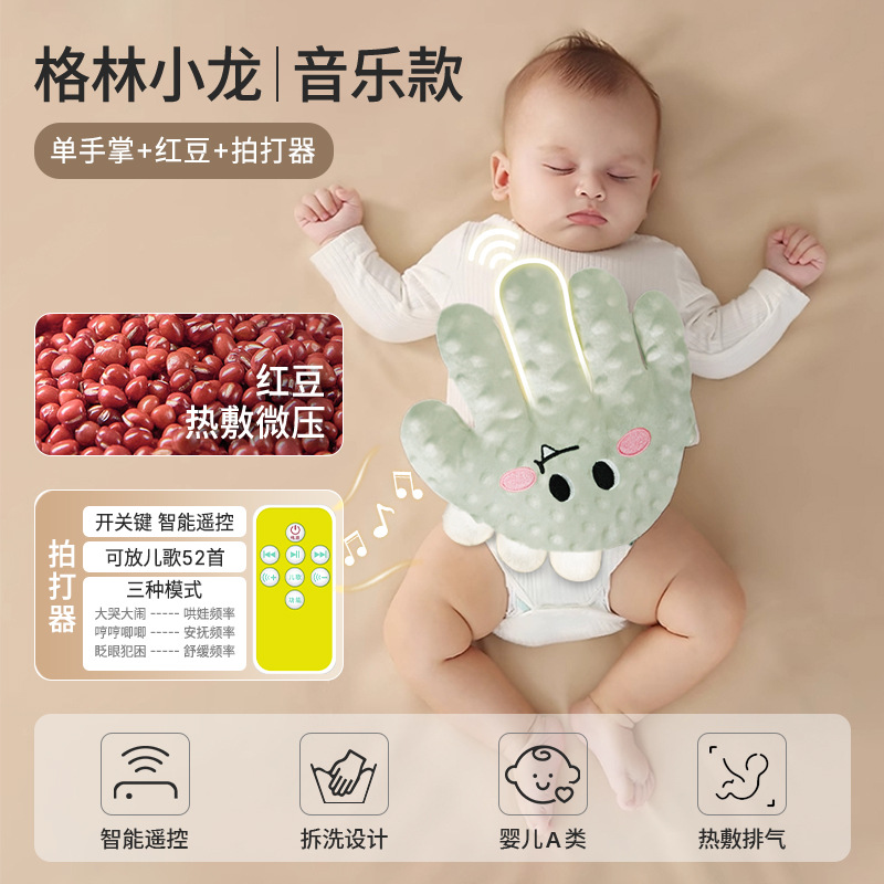 Bebé acariciando el sueño, tranquilizando las palmas, persuadiendo al bebé para que duerma, el bebé se acuesta, persuade al bebé para que se duerma y duerma, bofetada en febrero