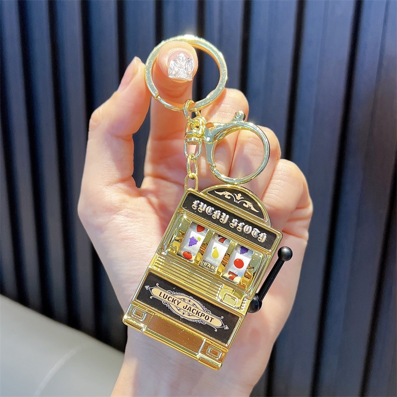 Juego divertido de color brillante de frutas shaker keychain máquina de juego garra de llaves colgante pequeño regalo al por mayor
