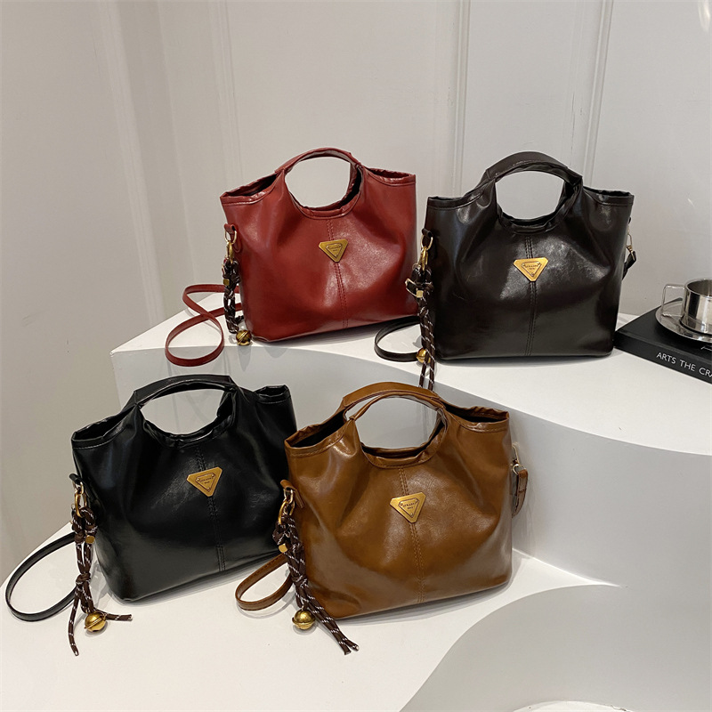 Bolso de mano retrógrado nicho mujer 2025 nuevo estilo de piel de cera de aceite para viajar bolso de hombro de gran capacidad relajado mochila