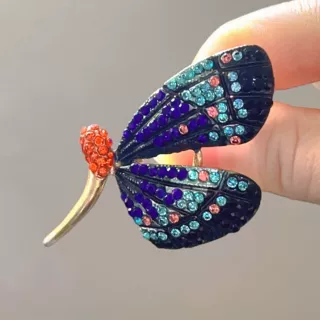 高档蓝紫蝴蝶胸针高级感高端小众别针女气质衣饰彩钻胸花配饰批货