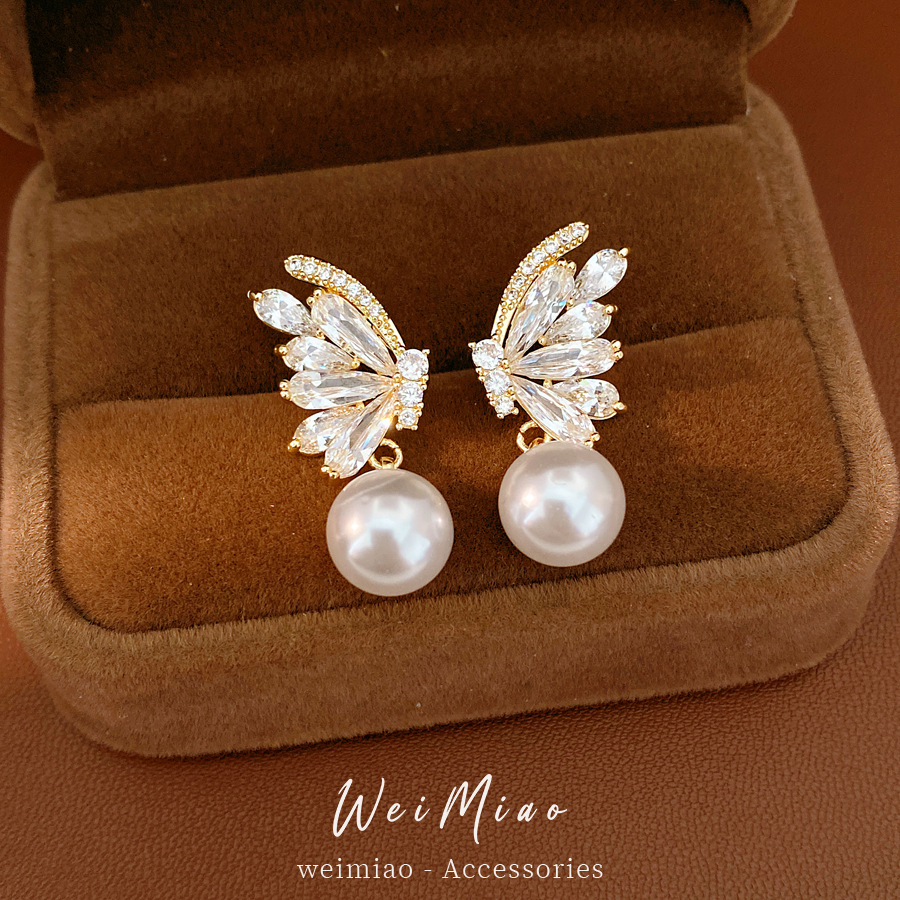 Aguja de plata galvanizada de oro real de 18 quilates mariposa de piedra de diamante perla pendientes de perla temperamento delicado pendientes de lujo ligero de alta calidad pendientes