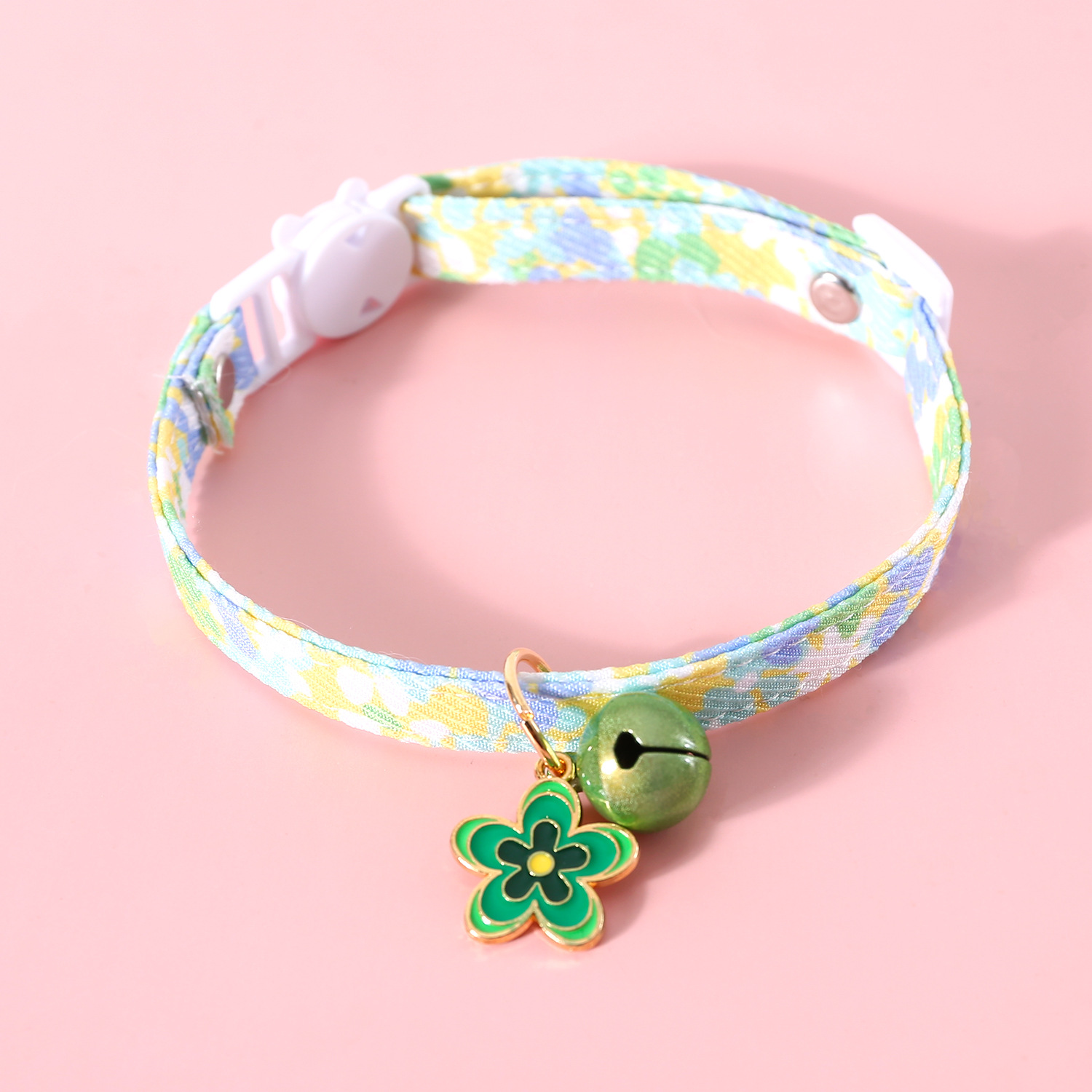 Flores de mascotas collar de campana de sueño gato perro doble hebilla de seguridad collar de collar de colgante de flores japonesas
