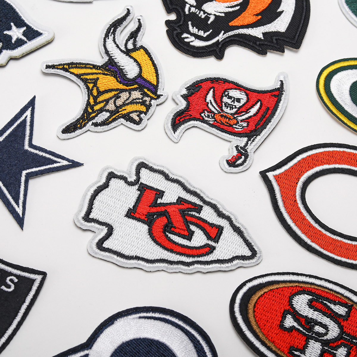 Planchado adhesivo NFL Liga Americana 32 Equipo LOGO Emblema del equipo Insignia de bordado de computadora Etiqueta engomada de tela bordada Parche de parche