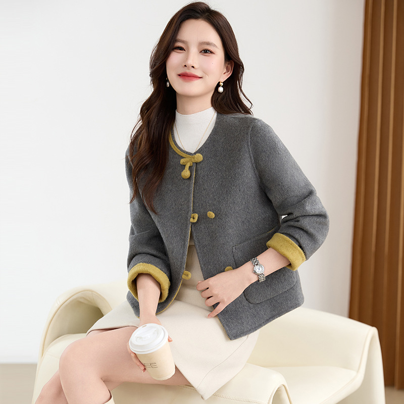 Double-sided fleece coat, short style, wool, suitable for petite women, gentle, traditional Chinese style, cherry blossom button, age-reducing, autumn and winter.
