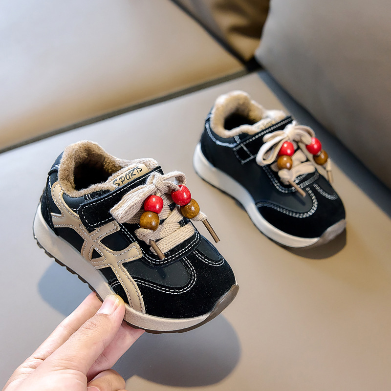 Baskets d'hiver doublées en peluche pour enfants – Bottines unisexes en polaire avec semelle souple en EVA (Noir/Rouge, Pointures 21-30, Antidérapantes et chaudes)_voghion.com